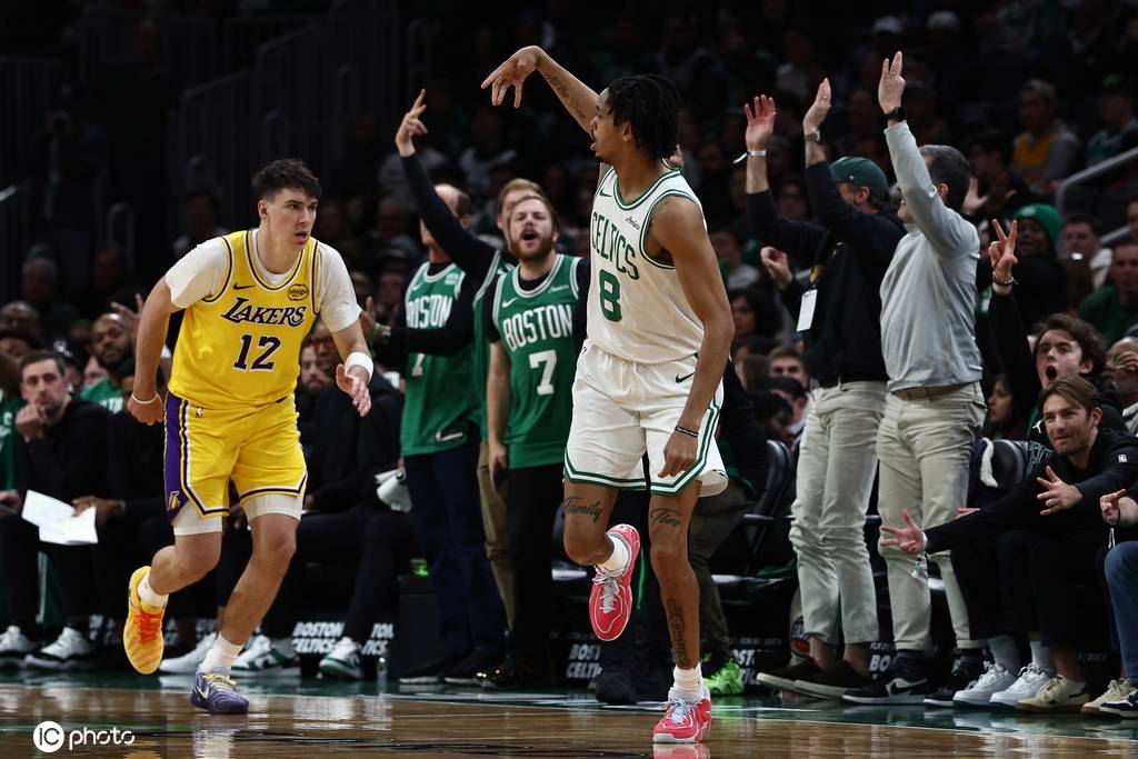 黄绿宿敌之战沦为一边倒 光杆里夫斯遭无眉侠阻击