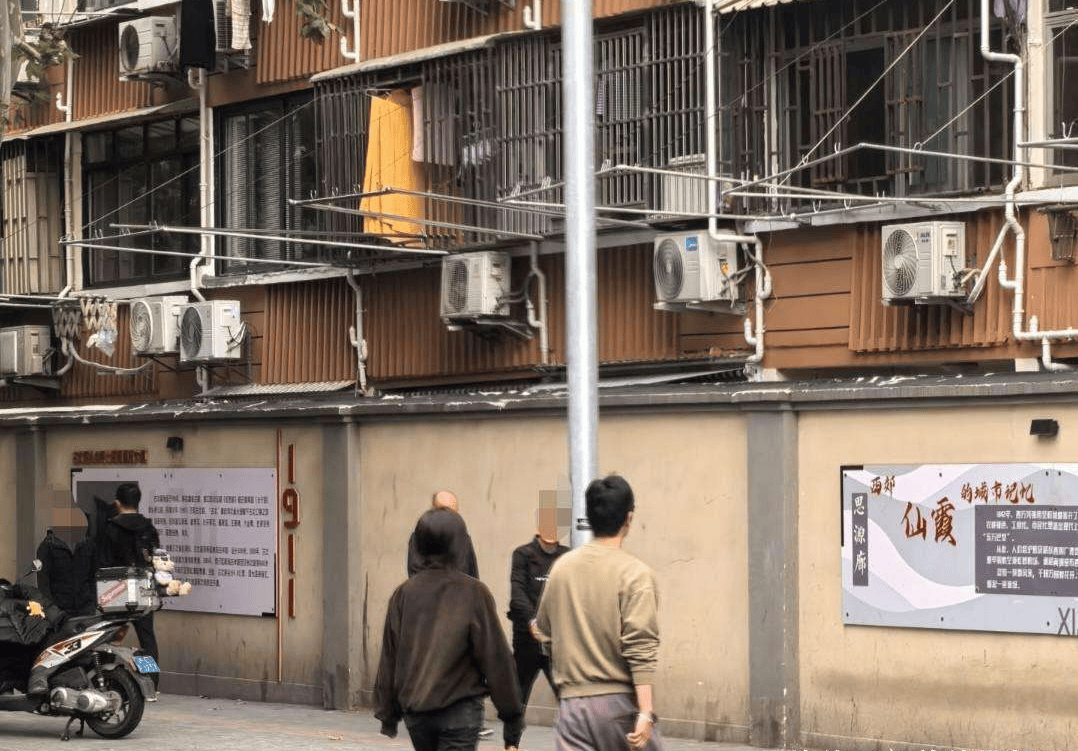 朱亚文走路送女儿上学超温馨，夫妻同框沈佳妮显娇小，他尽显老干部范