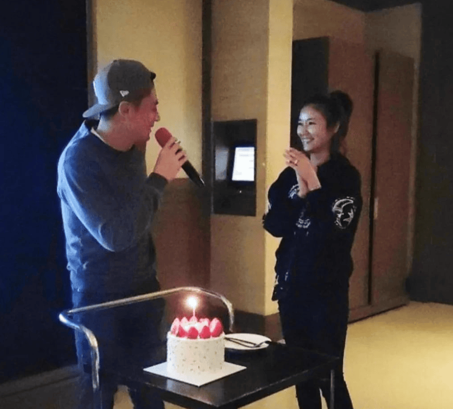 林心如为老公庆生！亲手做猪脚面配着红酒，蛋糕上是女儿爱的雪宝