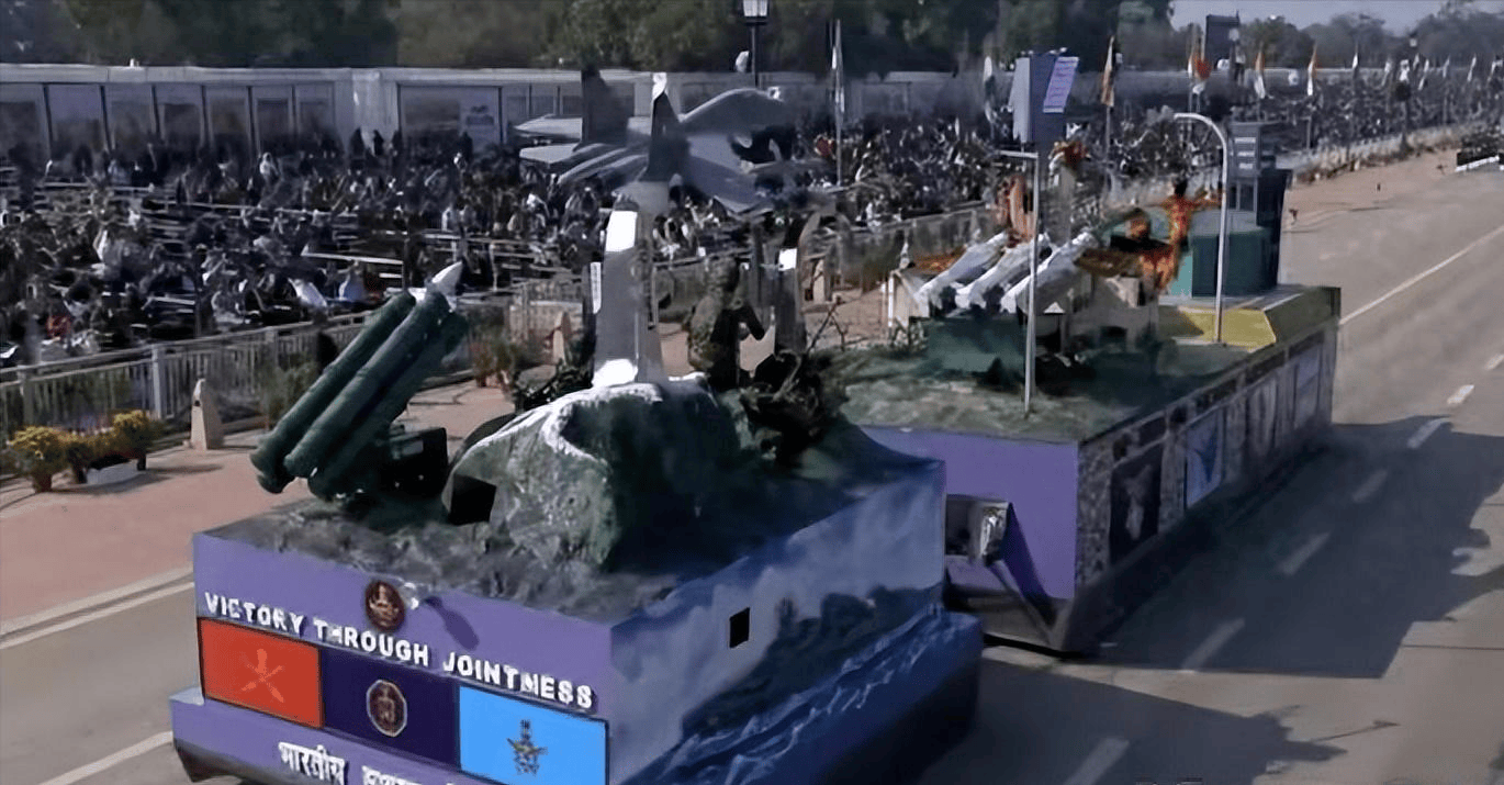 印度忙抓遮羞布，借阅兵宣告全球：击毁巴铁预警机，还炸了红旗9雷达