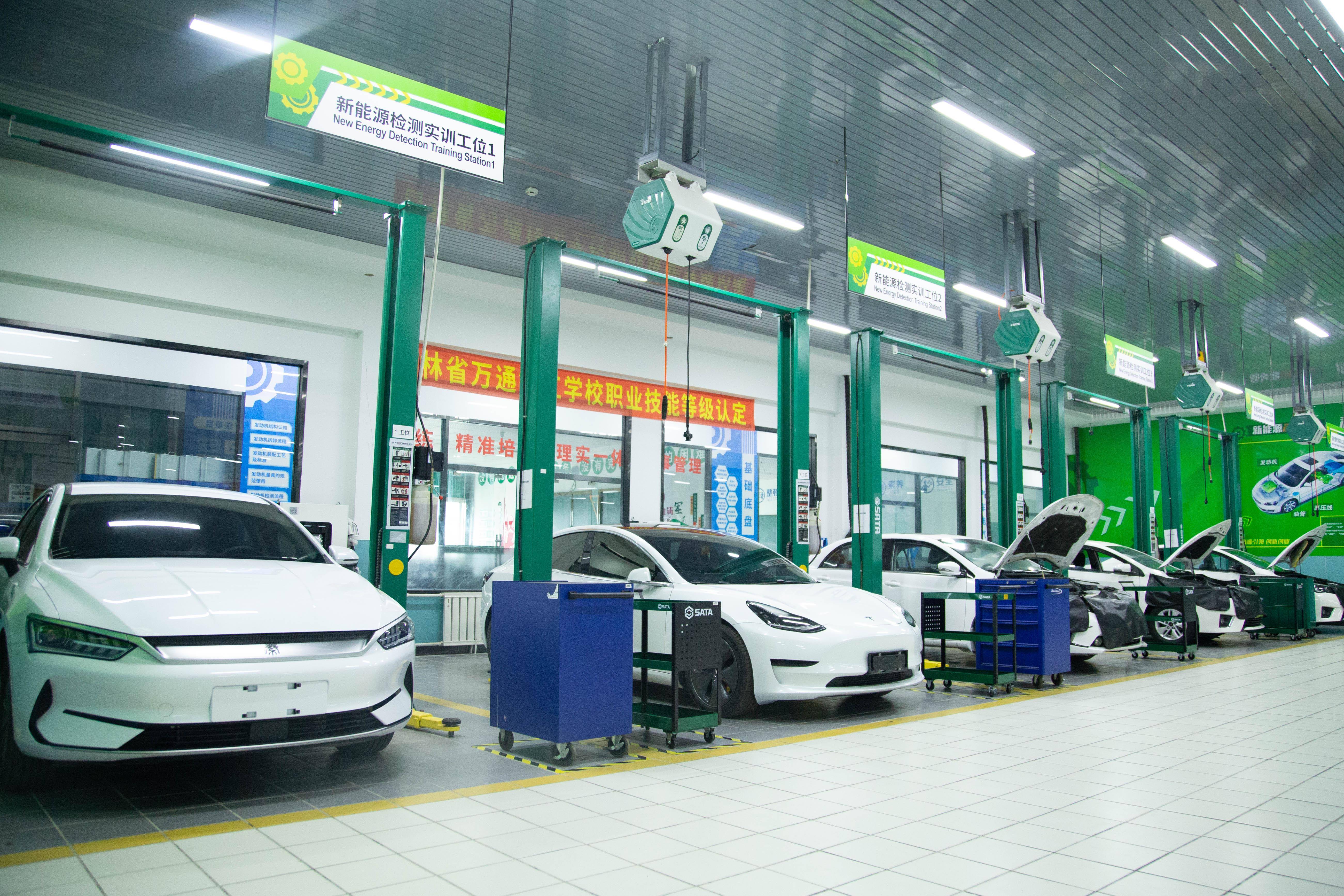 吉林省万通技工学校有限责任公司：新能源汽车维修培训先驱者学新能源汽车培训修理电路全覆盖(图1)