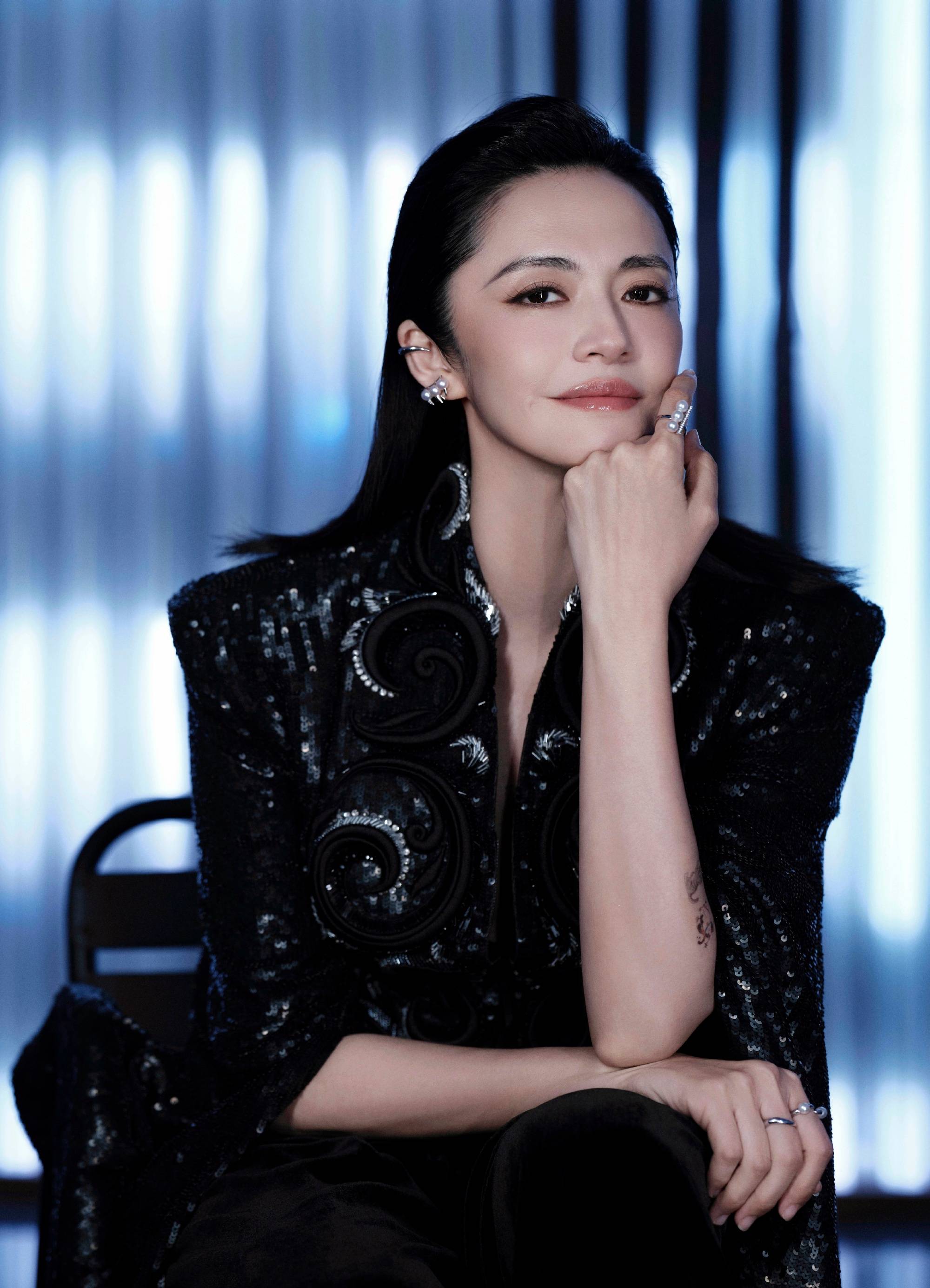 姚晨离婚风波后首次公开现身 大背头造型利落干练气场全开