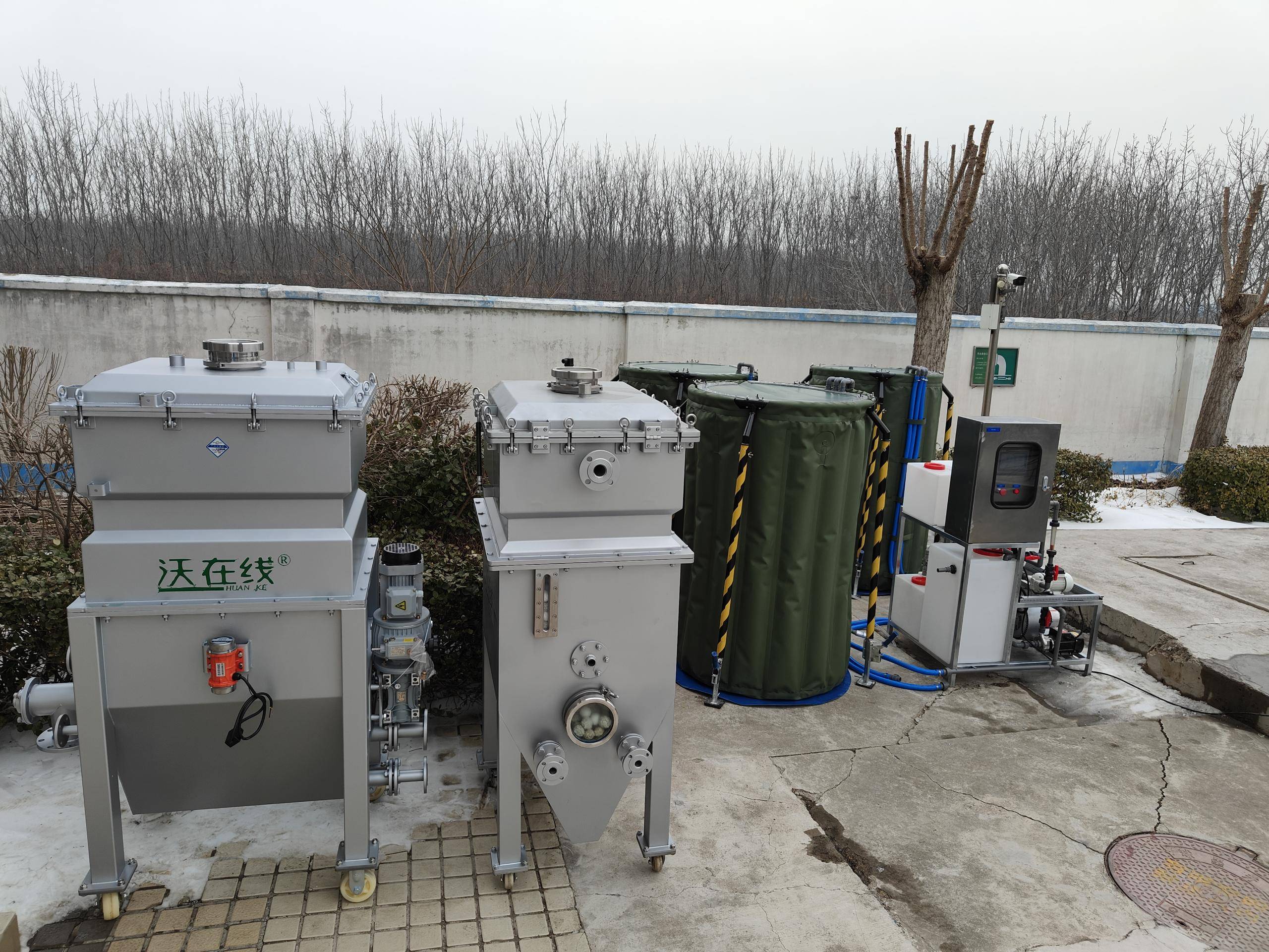 在水资源日趋紧张、工业绿色低碳转型加速推进的大背景下，水处理设备反清洗高耗水难题，已然成为制约高耗水行业降本增效、节能减排的核心瓶颈。传统过滤设备普遍存在滤层易堵塞、污染物剥离不彻底、再生效率低下等问题，反清洗耗水量占周期制水量的5%~10%，不仅造成大量水资源无效浪费，还大幅增加企业污水处理与运维成本。原味吸附脱附过滤器依托滤料结构革新、材料改性升级与智能精准控制的多维技术融合，彻底颠覆传统反洗