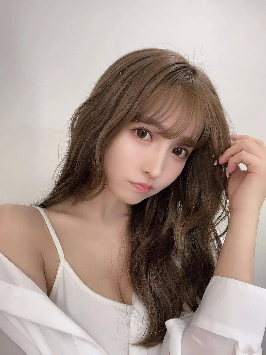 开除成员，到成为业界当之无愧的“三球王”，三上悠亚只用了一年时间。2015年6月，经过改名隆胸、改头