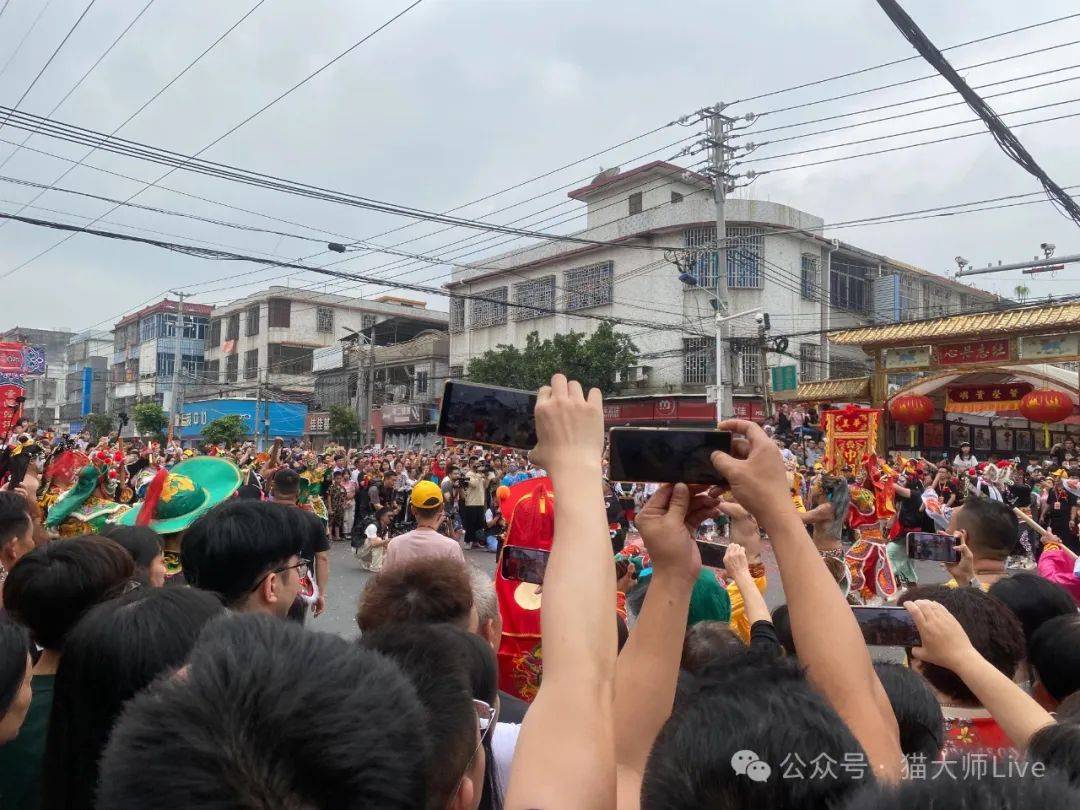 潮阳贵屿街路棚现场！潮汕希哥也领取了双忠纪念物