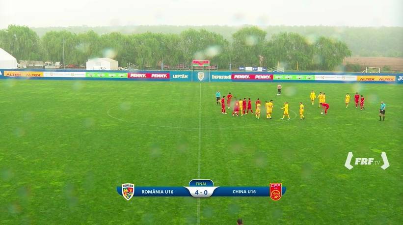 足球报谈国少0-4罗马尼亚：高压逼抢强度不够 最大问题是后防线
