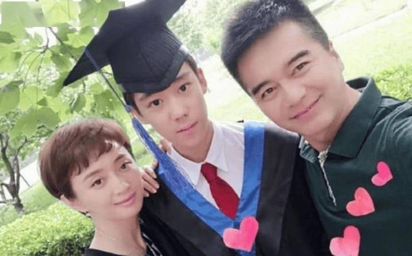 一婚妻子因病离世，二婚娶张晞，三婚娶何晴，四婚娶小12岁女星