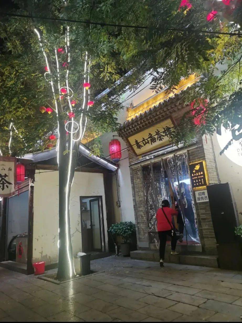 忻州古城泰山庙茶楼遭网友诟病：诚信缺失，游客需警惕
