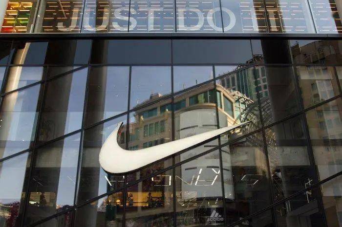 耐克中国营销广告“舔球拍”陷争议