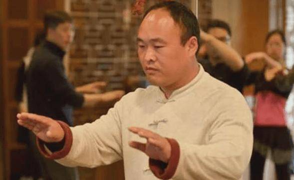 马云保镖舍命为其挡子弹，奖金百万买房买车，马云卸任后过得咋样？