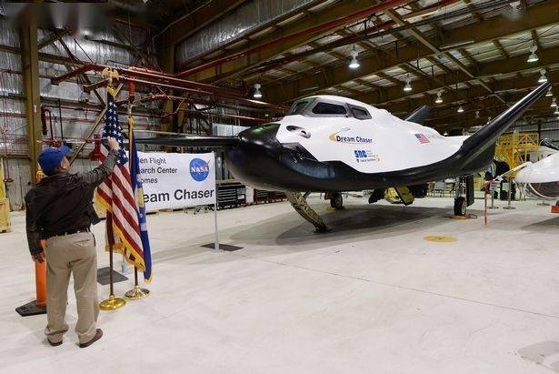 NASA宣布两名宇航员将于明年乘坐SpaceX飞船返回地球