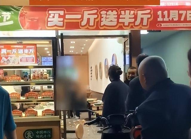 怀疑少给一个饺子，男子怒砸店铺，得知这件事后商家放弃追偿