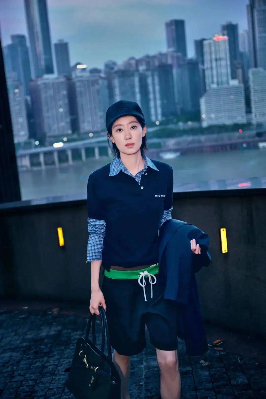 才发现她也是衣架子！