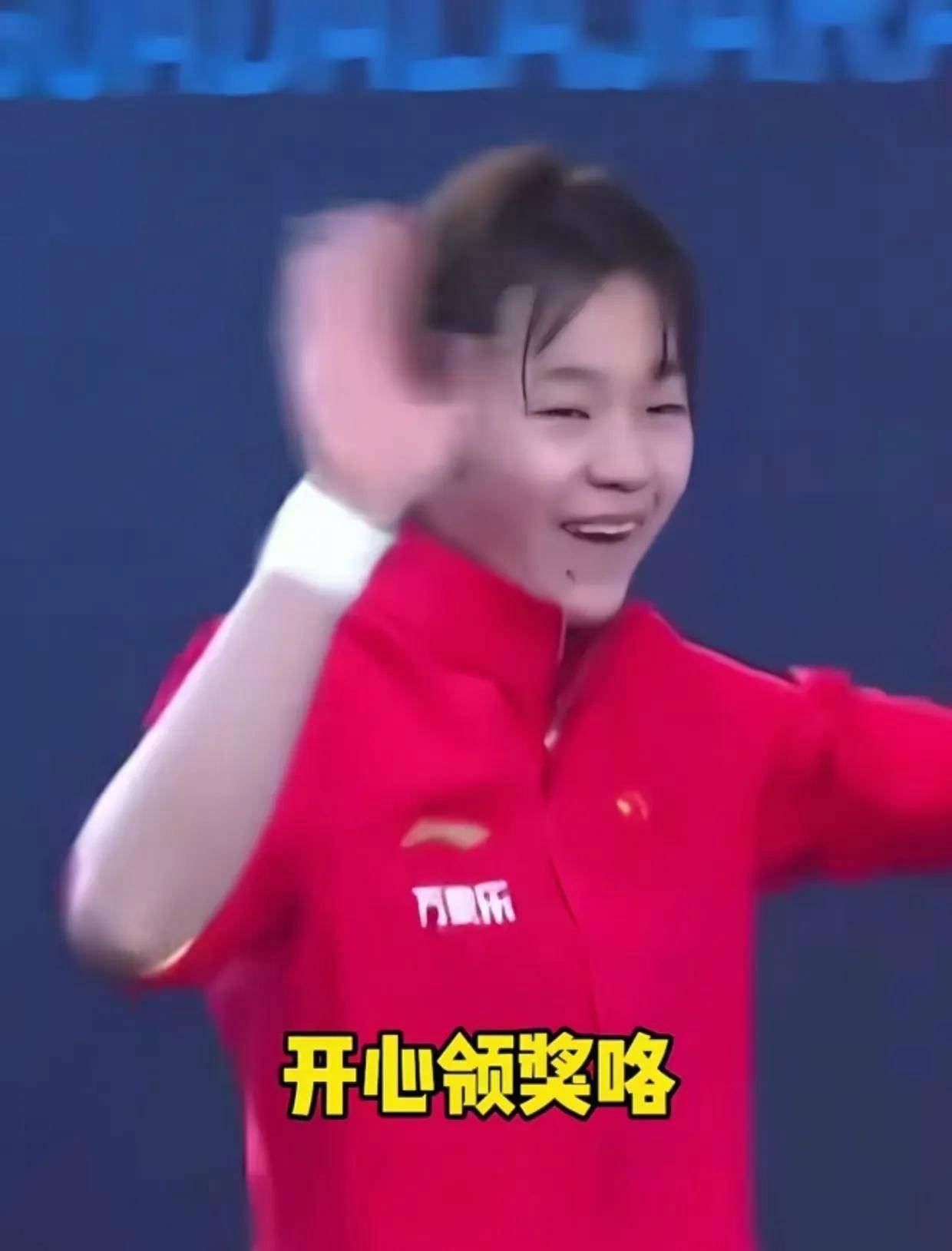 全红婵失误摘银，赛后拥抱陈芋汐比夺冠还开心，教练捂腰伤鼓掌