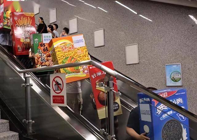 00后引领健康与个性新潮流开元ky棋牌零食新时代：(图1)