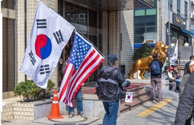 反转！李在明适配率暴跌，韩国迎来“抗华”热潮，惊现幕后操纵者