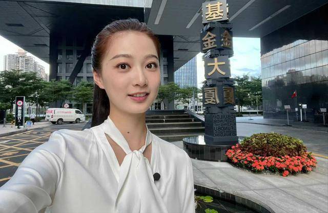 冯琳担任复旦大学校庆主持人，毕业半年落户上海，成东方卫视一姐