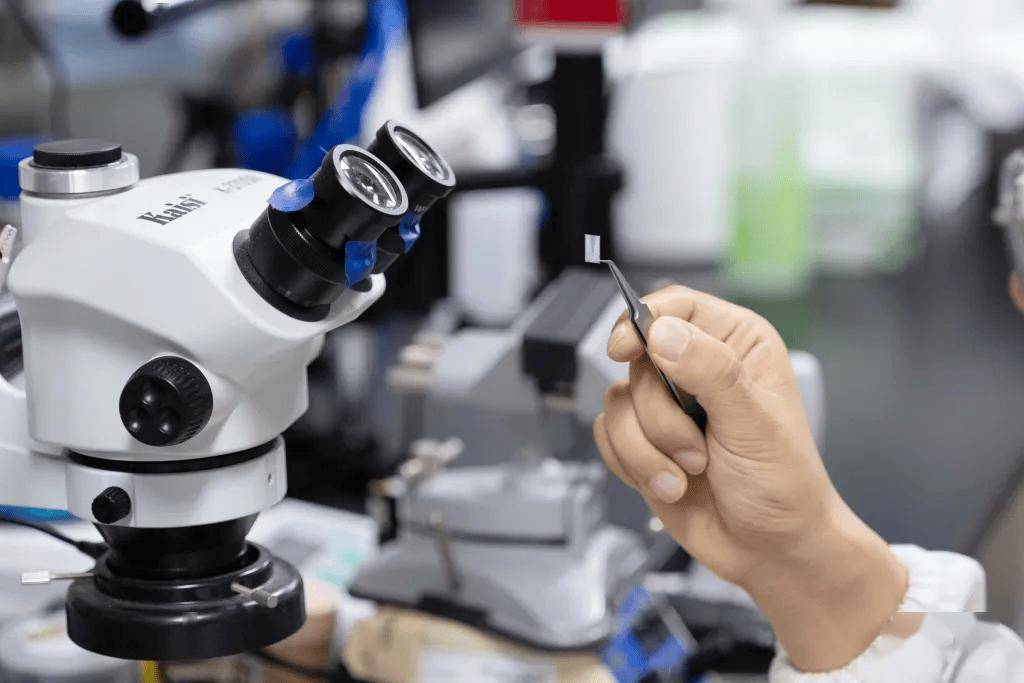 复旦科学家研发出金属视网膜假体，使失明动物恢复视觉功能