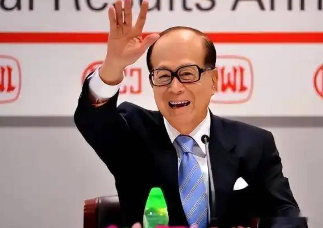 香港导演王晶，对李嘉诚家族的评价，引起了网友的热议和讨论