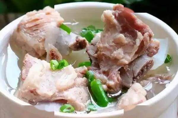 澈、肉质鲜嫩、营养丰富而深受喜爱电子pg游戏清炖排骨以其汤色清(图1)