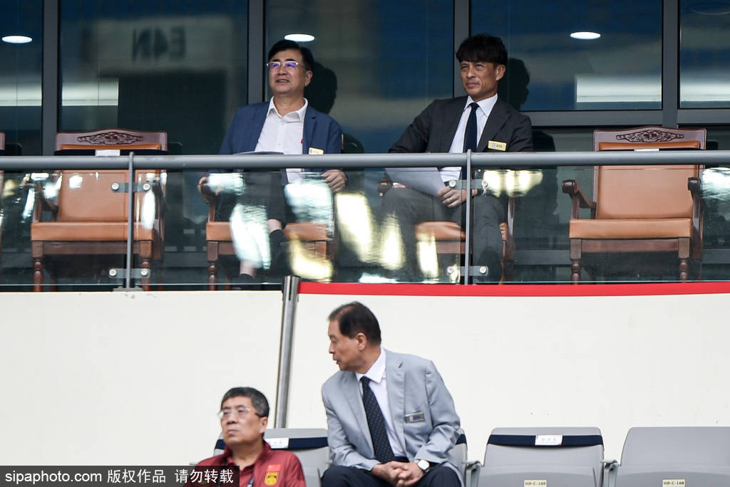法比奥单刀破门引争议：布尔克投诉犯规未果，VAR缺席引发热议！