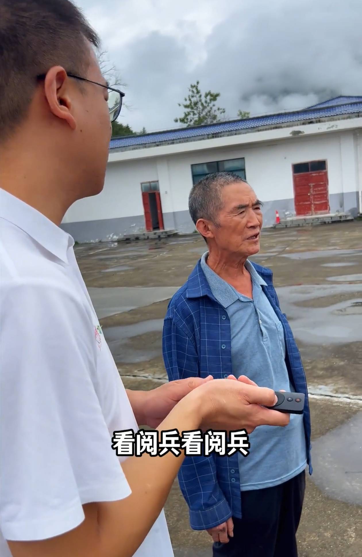 泪目！陕西一烈士陵园守陵大爷借来电视机，求助路人调试：“想让他们知道我们胜利了”