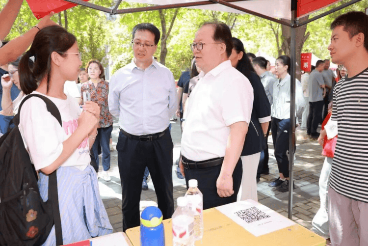 4511人！太原师范学院2025级新生入学报到 晋中市政府“特产礼包”暖人心