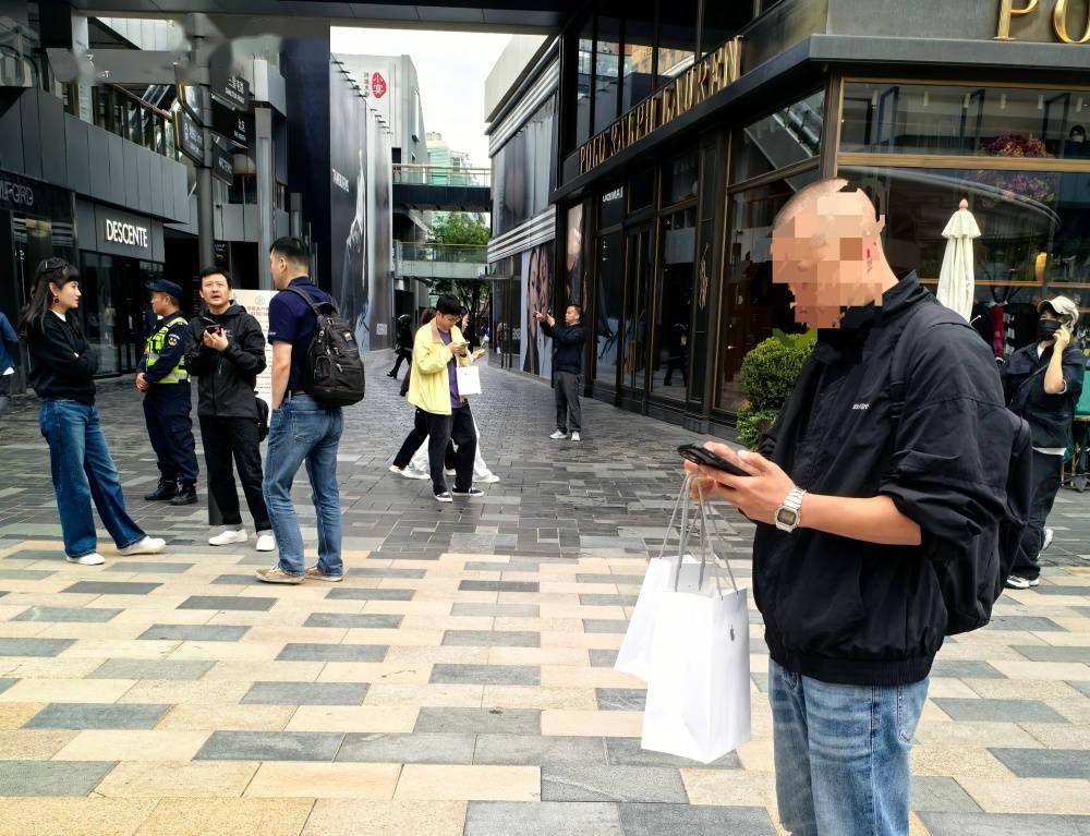 苹果开售首日：三里屯店排起长龙，黄牛门口“堵人”，线上秒售空