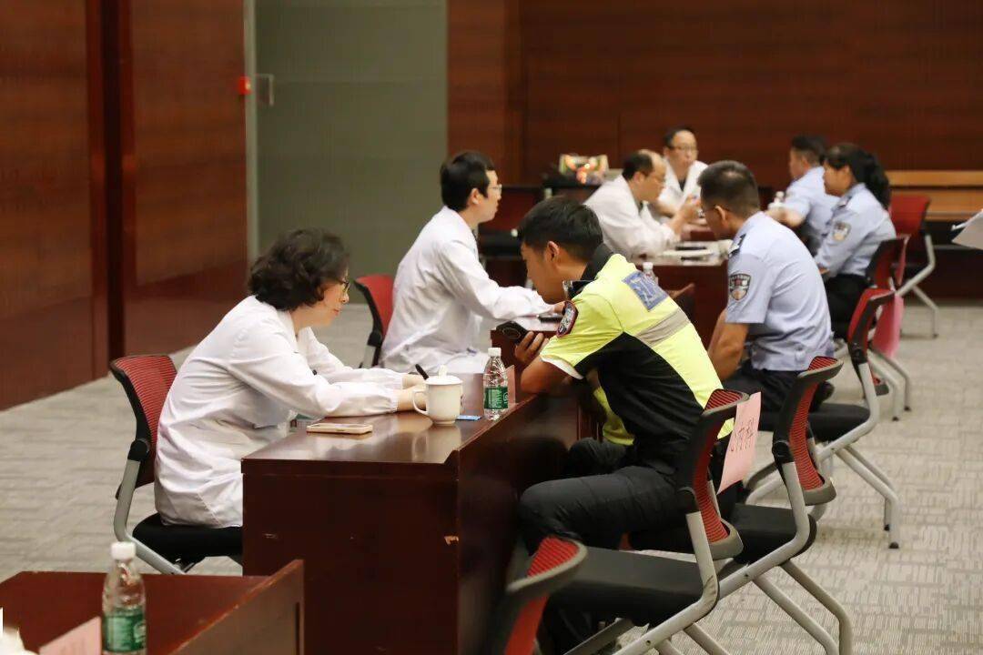 警民同心护健康——我院名医团队走进警营送服务
