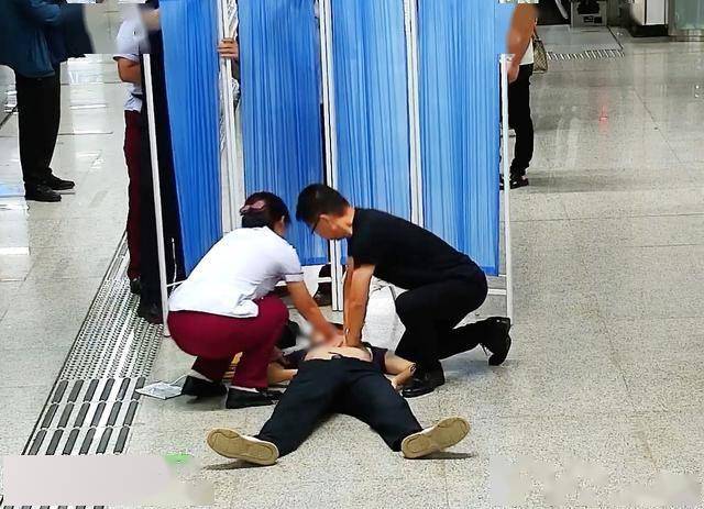 17分钟！武汉地铁生死急救，多人联手抢回一条年轻生命