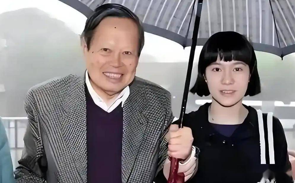 太突然了，杨振宁老先生走了，最放心不下的不是74岁的儿子，而是现在快50岁的妻子翁帆了吧