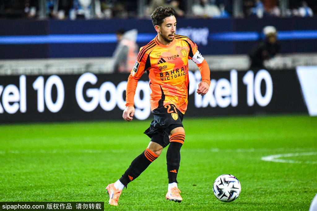 “西甲积分榜最新动态：皇马稳居榜首巴萨紧追