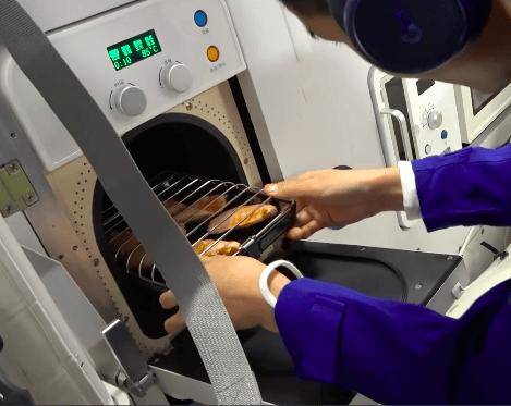 中国航天员不吃预制菜了，他们在太空烤鸡翅！