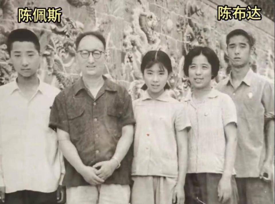 陈佩斯三兄妹罕见同框!75岁大哥老得认不出,妹妹却年轻富态有活力