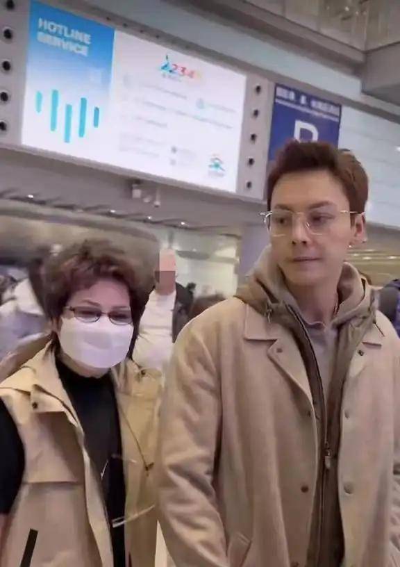 陈伟霆妈妈北京首见儿媳孙子，何穗性感造型引爆话题