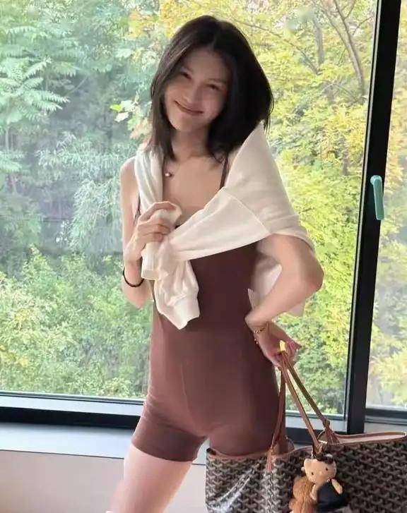 陈伟霆妈妈北京首见儿媳孙子，何穗性感造型引爆话题