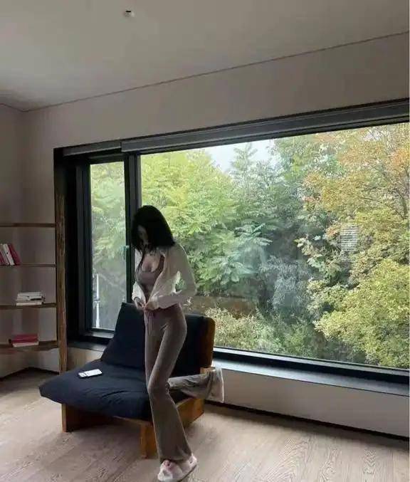 陈伟霆妈妈北京首见儿媳孙子，何穗性感造型引爆话题