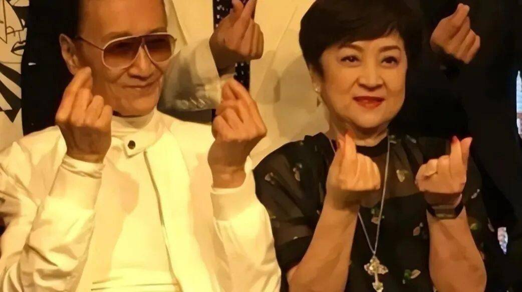 谢霆锋生日和父母聚会!谢贤老到不敢认,狄波拉涂绿指甲油似少女