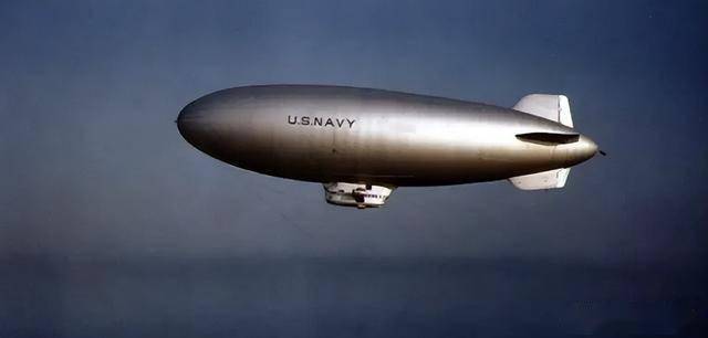 空中与水下的意外邂逅：飞艇对抗潜艇的真实故事