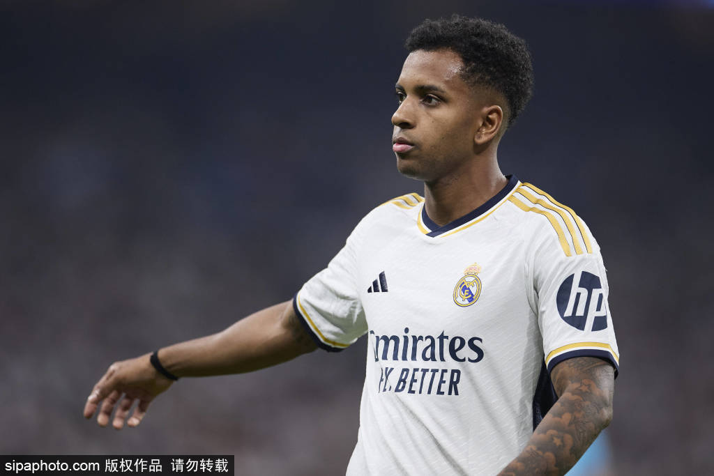 伯纳乌嘘声四起，维尼修斯与阿森西奥成众矢之的！皇马连败危机加剧