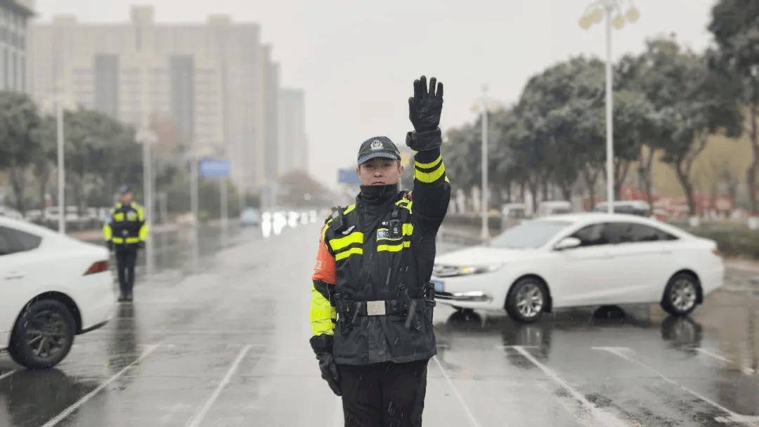 风雪中的守护 | 风雪“豫”警,温暖守护! 风雪中的守护 | 风雪“豫”警,温暖守护!