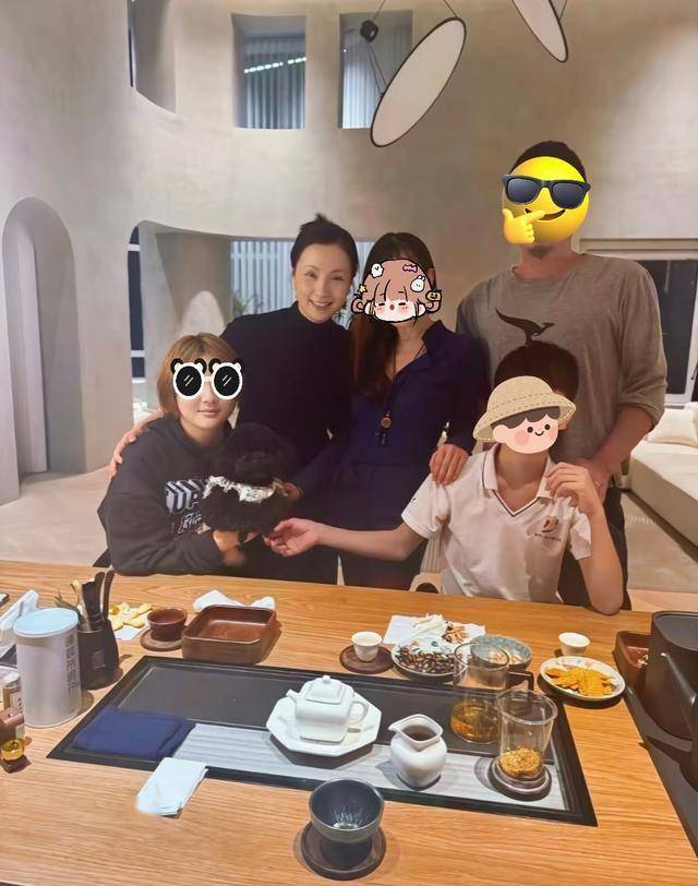 53岁陶虹与家人聚餐,17岁女儿徐小宝变漂亮了,长得像爸爸徐峥