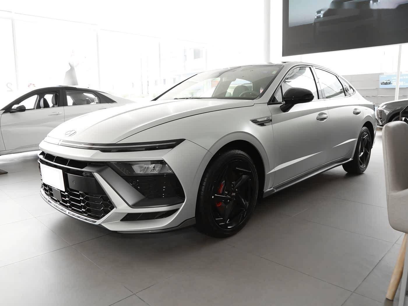 现代索纳塔焕新登场!机甲风设计吸睛近5米车长配双动力1398万起(图1)