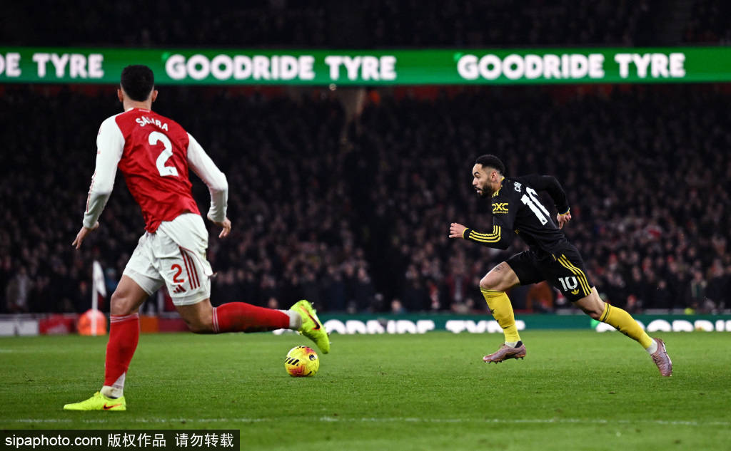 英超联赛免费高清直播+实时赛程+积分预测（2025赛季全覆盖）阿森纳4分优势岌岌可危曼城借机复活争冠悬念再度升温！