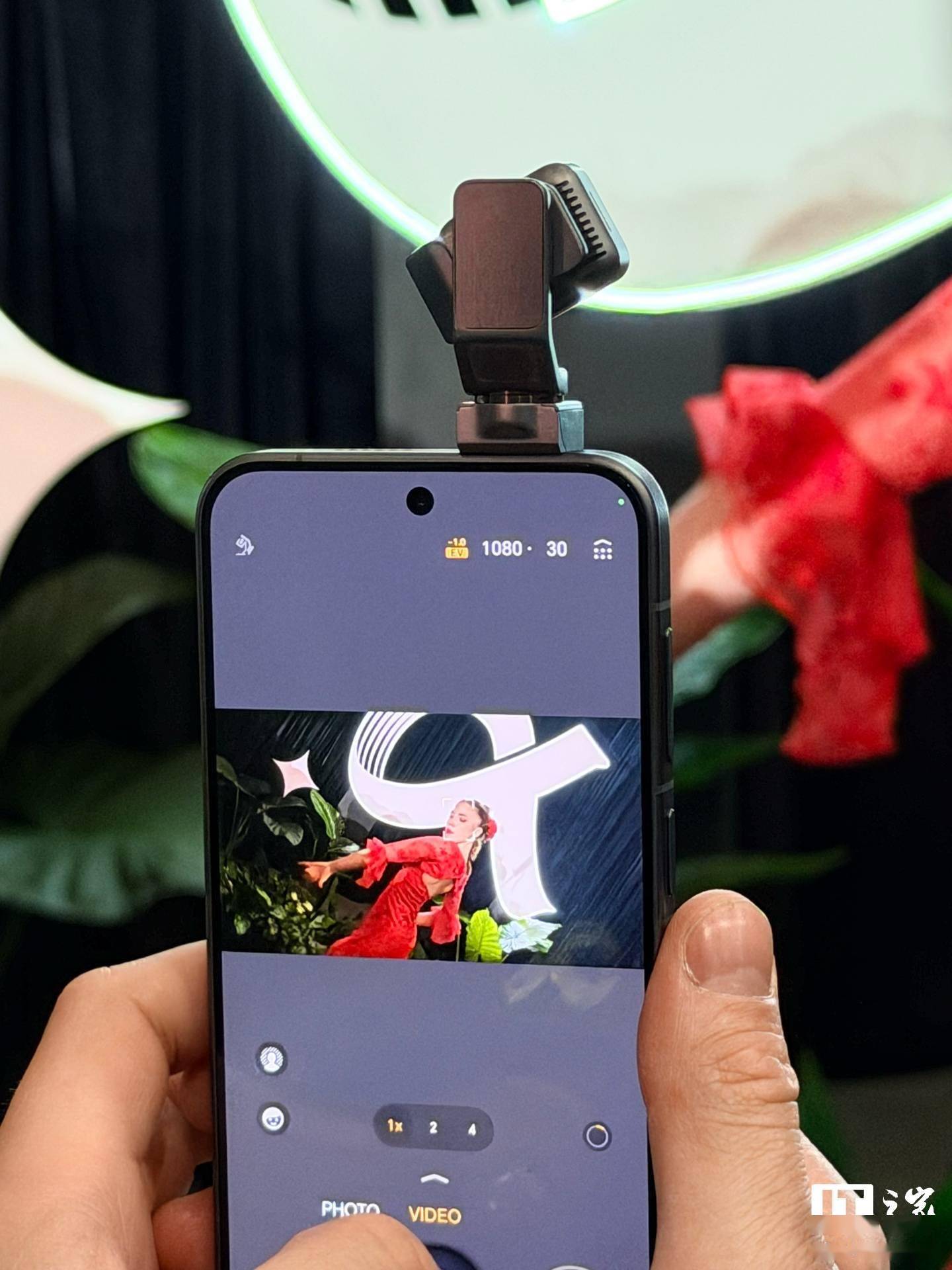 现场直击!荣耀Robot Phone机器人手机长啥样