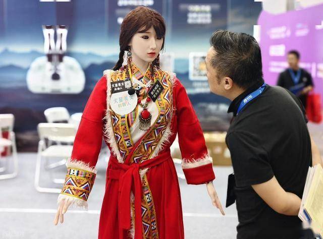 原创             AI美女杀疯擦边圈！真人主播流量被抢光，活路只剩线下？