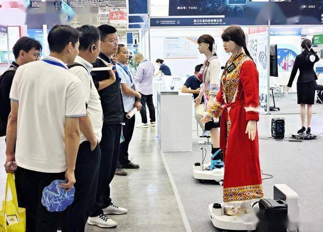 原创             AI美女杀疯擦边圈！真人主播流量被抢光，活路只剩线下？