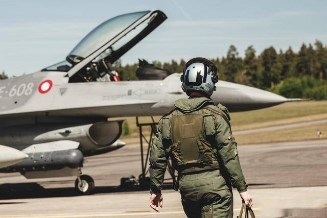 从弃子到全能王：麦道F/A-18“大黄蜂”的逆袭之路