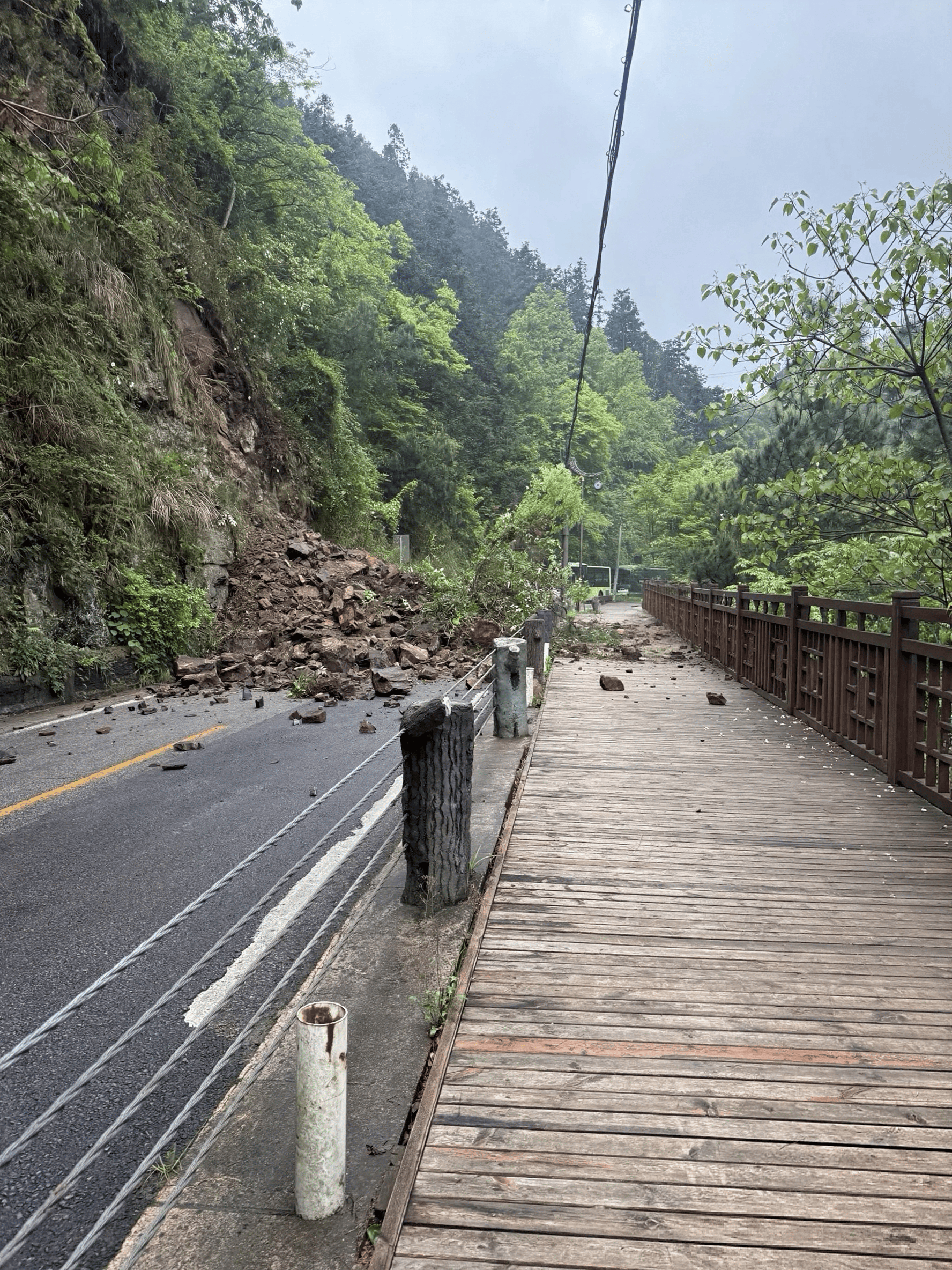 南方暴雨致多个景区受影响：湘西“一脚踏三省”碑、桂林“甲天下”碑都被淹