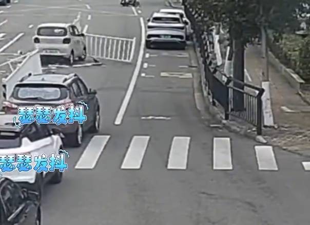 浙江一新手上路一顿撞，后方3车“瑟瑟发抖”；交警提醒：保持冷静，谨慎驾驶
